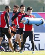 サモア戦に向けて調整する（右から）立川理道、五郎丸歩ら＝２０１５年９月２８日、英国・ウォリック（共同）