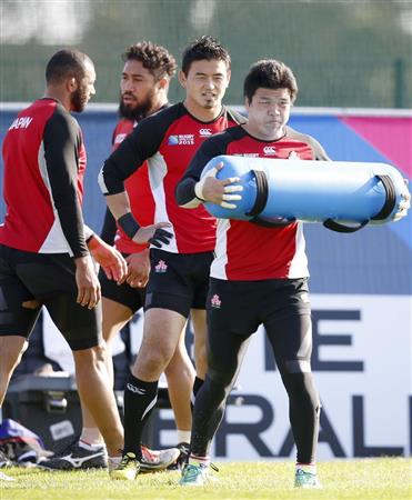 サモア戦に向けて調整する（右から）立川理道、五郎丸歩ら＝２０１５年９月２８日、英国・ウォリック（共同）