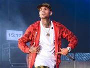 家庭内暴力（ＤＶ）で有罪判決を受けたことを理由にオーストラリア政府からビザ発給を拒否されている米人気歌手クリス・ブラウンさん＝２０１５年６月７日、米ニュージャージー州イースト・ラザフォード（ＡＰ）