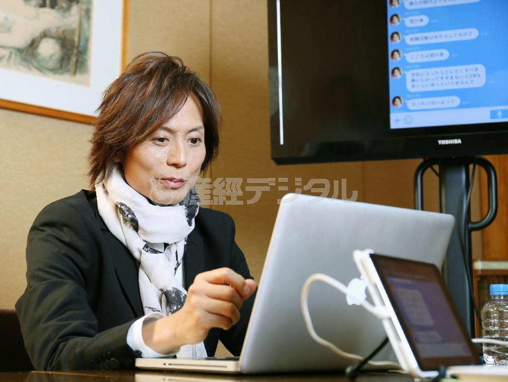 パソコンを使い、通信無料アプリＬＩＮＥ（ライン）でインタビューに答えるつんく♂さん＝２０１５年９月１７日、東京都新宿区の新潮社（共同）