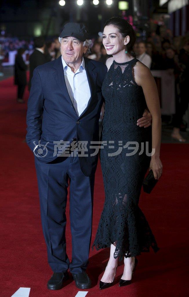 米女優、アン・ハサウェイさん（右）と米俳優、ロバート・デニーロさん＝２０１５年９月２７日、英国・首都ロンドン（ロイター）