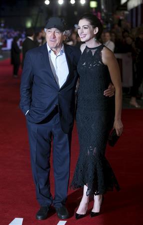 米女優、アン・ハサウェイさん（右）と米俳優、ロバート・デニーロさん＝２０１５年９月２７日、英国・首都ロンドン（ロイター）