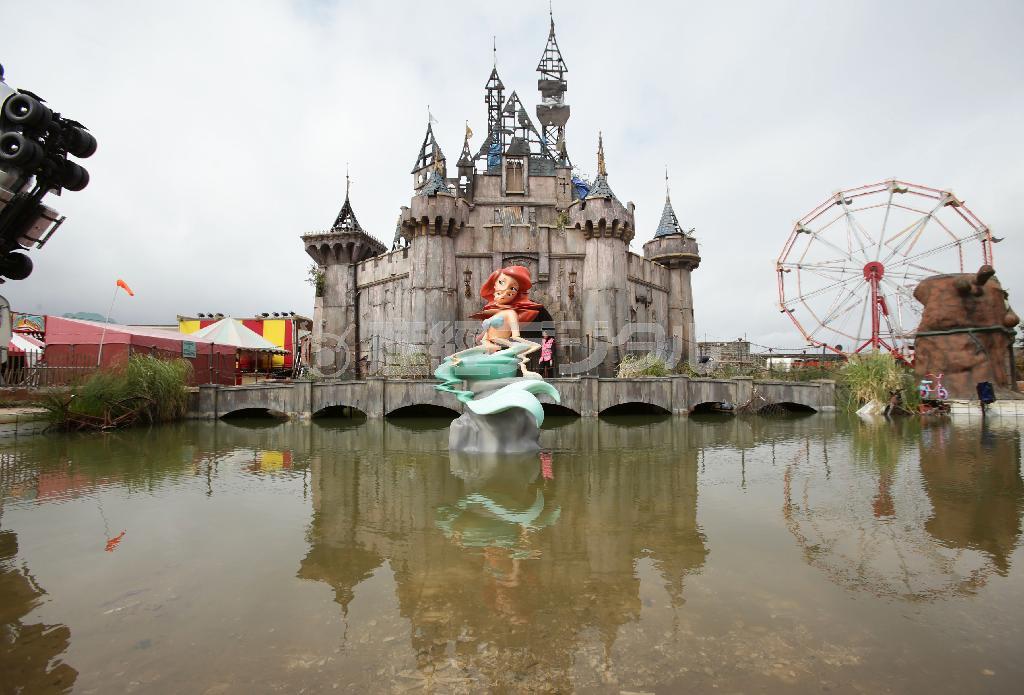 覆面ストリートアーティスト、バンクシー氏が故郷の英西部ウエストンスーパーメアにオープンしたテーマパーク「ディズマランド」＝２０１５年８月２０日、英国・ウエストンスーパーメア（ＡＰ）