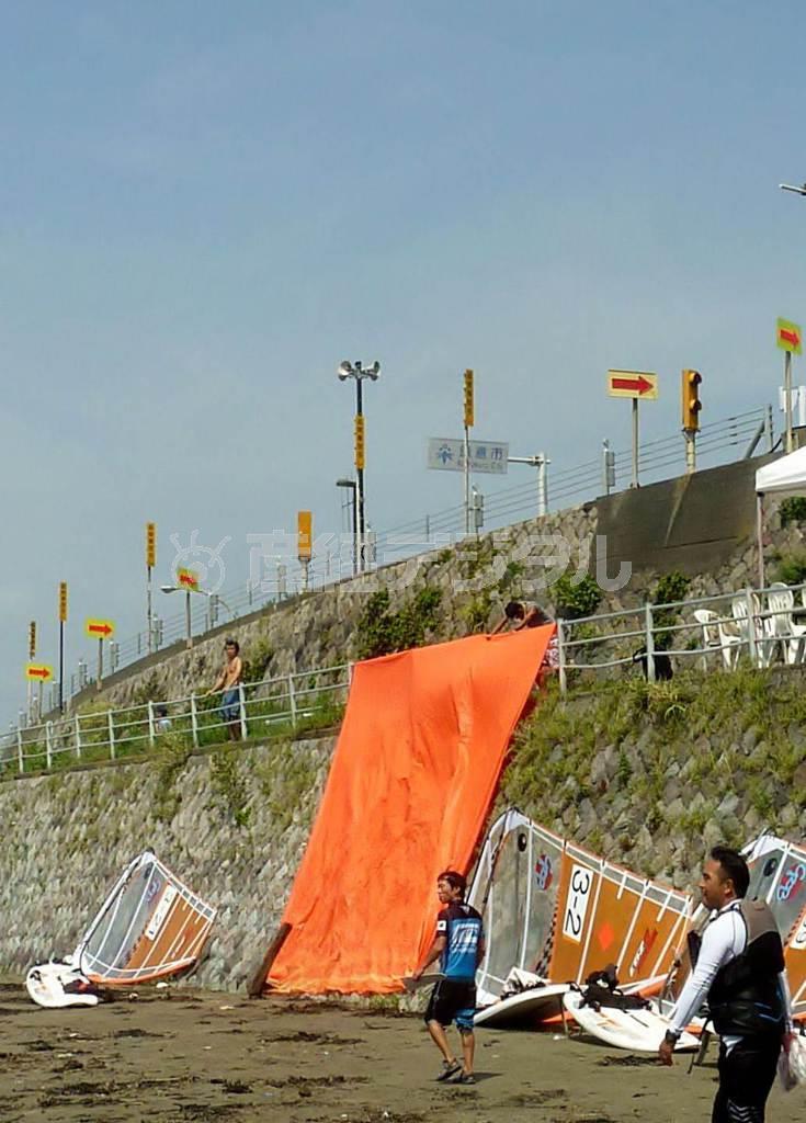 イベント「オレンジフラッグ海上逃げ道体験」の模様＝２０１５年９月５日、神奈川県鎌倉市
