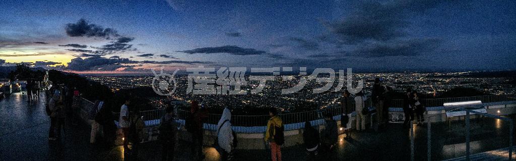 藻岩山の山頂から撮影。日没後２０分のトワイライトタイムの札幌の街の明かりと夕景も、スケール感を入れて同時に表現できるのが、パノラマ機能の面白さの一つだ＝２０１５年９月５日、北海道札幌市中央区（野口隆史さん撮影）