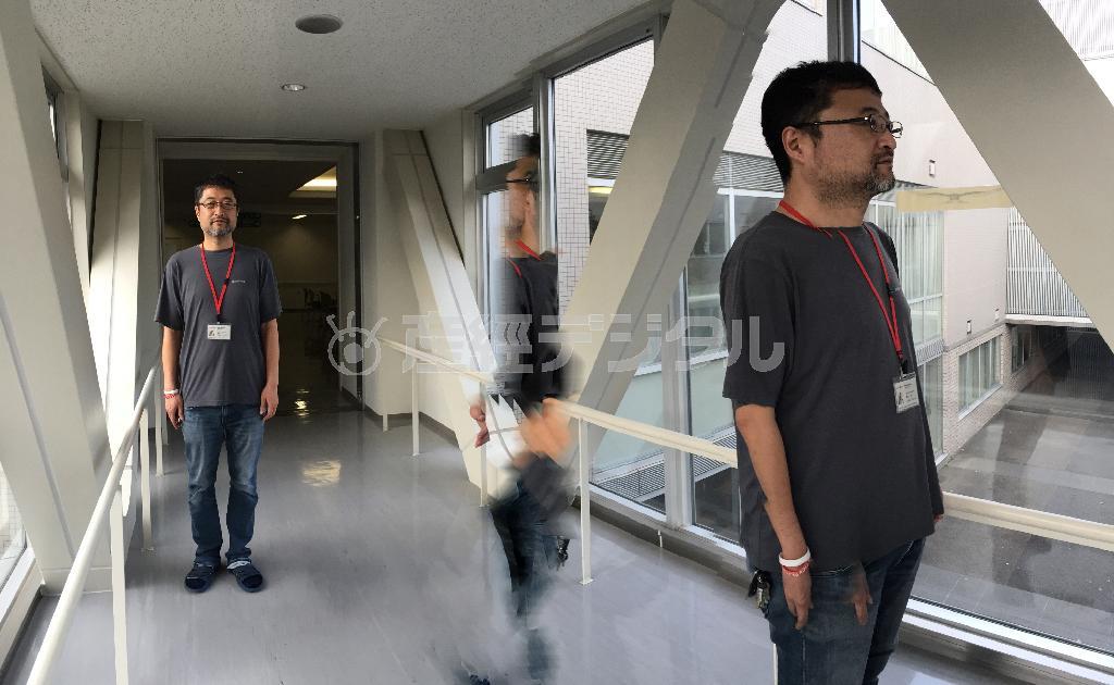 【パノラマ撮影の方法】［３］１枚のパノラマ写真の中に同一人物を何カ所かに配置することもできます。シャッターボタンを押して撮影を開始するのですが、コツはカメラを動かしたり、止めたりすることです。カメラを止めている間に、カメラの後ろを通って先回りしてもらいポーズをとってもらいます。カメラを少し動かすと撮影が再開されます（野口隆史さん撮影）