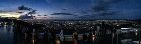 藻岩山の山頂から撮影。日没後２０分のトワイライトタイムの札幌の街の明かりと夕景も、スケール感を入れて同時に表現できるのが、パノラマ機能の面白さの一つだ＝２０１５年９月５日、北海道札幌市中央区（野口隆史さん撮影）