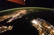 ２０１４年１月にＮＡＳＡが公開した国際宇宙ステーションから撮影された写真でも、北朝鮮の該当地域だけ、ほとんど光がみえない（ＮＡＳＡのサイトから）