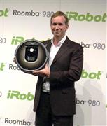 最新型のロボット掃除機「ルンバ９８０」を披露する米アイロボットのコリン・アングルＣＥＯ＝２９日、東京都港区