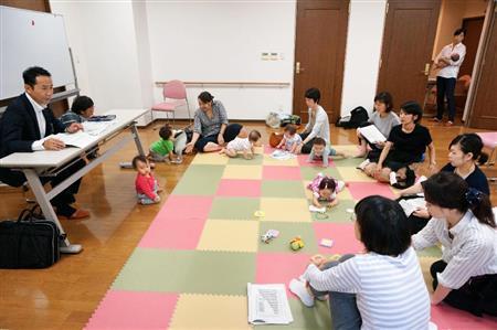 世田谷区の担当課長（左）から保育所の整備状況を聞く育児休業中の母親ら＝２０１５年９月８日、東京都世田谷区（共同）