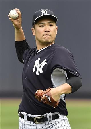 キャッチボールをするヤンキース・田中将大（まさひろ）＝２０１５年９月、米ニューヨーク（共同）