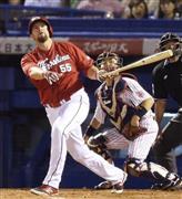 五回に勝ち越し２ランを放つブラッド・エルドレッド＝２０１５年９月２９日、東京都新宿区・神宮球場（共同）