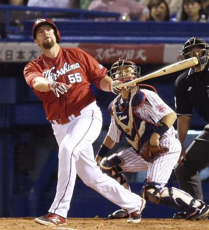 五回に勝ち越し２ランを放つブラッド・エルドレッド＝２０１５年９月２９日、東京都新宿区・神宮球場（共同）