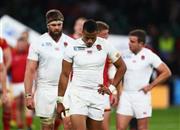 ９月２６日のウェールズ戦に敗れ、うなだれるイングランドの選手＝２０１５年、英国・首都ロンドン（ゲッティ＝共同）