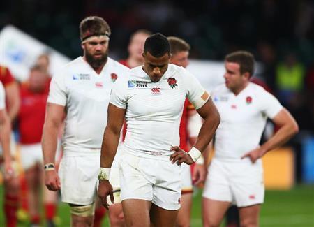 ９月２６日のウェールズ戦に敗れ、うなだれるイングランドの選手＝２０１５年、英国・首都ロンドン（ゲッティ＝共同）