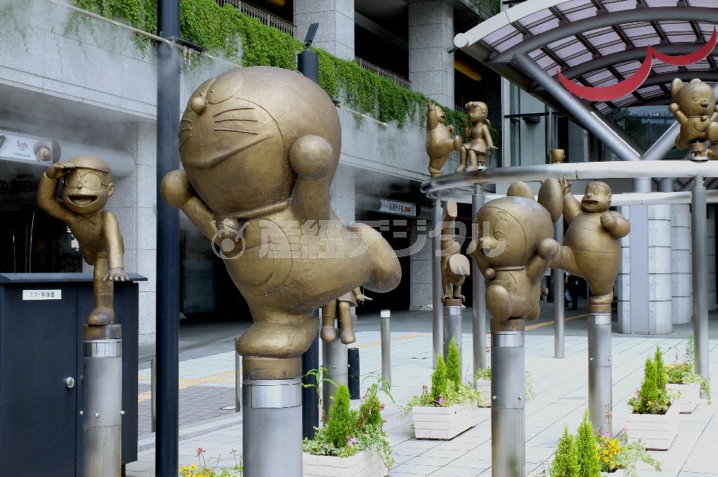 ドラえもんと仲間たちのキャラクター銅像１２体が並ぶ「ドラえもんの散歩道」。銅像は以前、別の場所に設置されていたが、高岡駅前のこの複合施設前の広場に移設された。今では高岡駅前のシンボルとなっている＝２０１５年７月２４日、富山県高岡市（田中幸美撮影）。（Ｃ）Ｆｕｊｉｋｏ－Ｐｒｏ