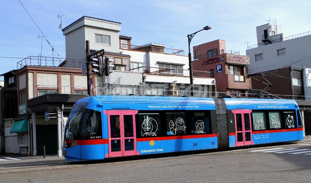 車体はドラえもんカラーの青色、首輪をイメージした赤い色のラインと鈴が描かれた「ドラえもんトラム」は大人気＝２０１５年７月２５日、富山県高岡市（田中幸美撮影）。（Ｃ）Ｆｕｊｉｋｏ－Ｐｒｏ