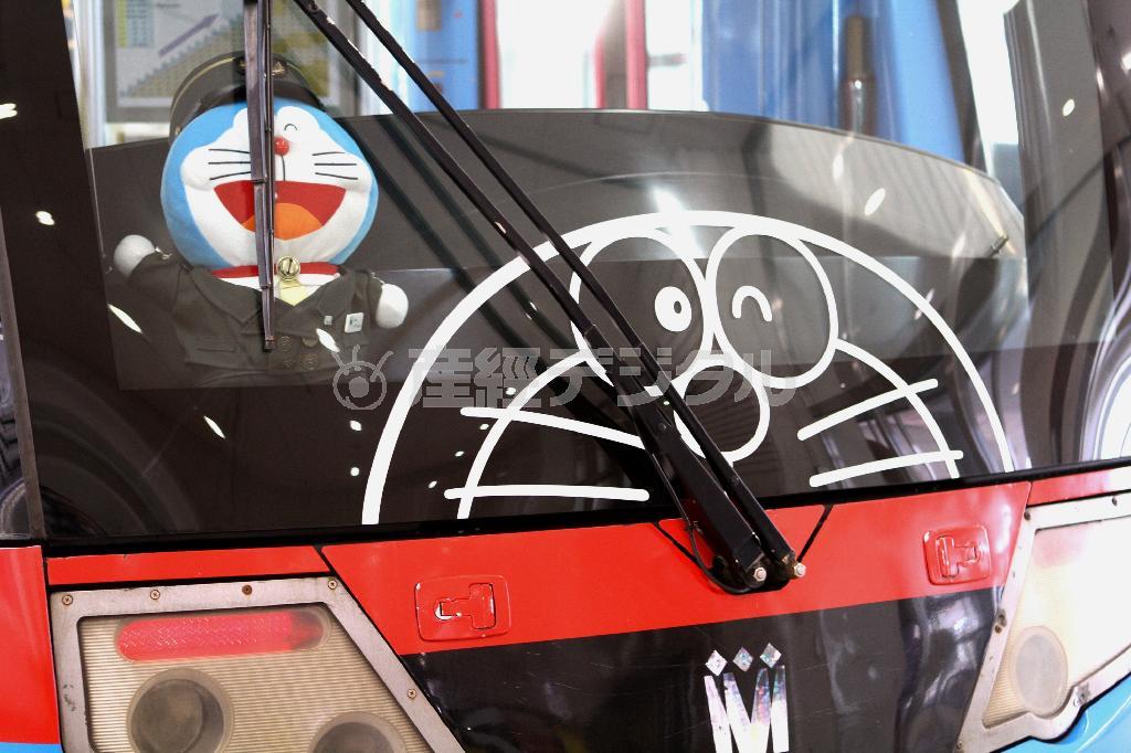 ドラえもんトラムの先頭には、車掌の制服を着たドラえもんのぬいぐるみが乗務する＝２０１５年７月２５日、富山県高岡市（田中幸美撮影）。（Ｃ）Ｆｕｊｉｋｏ－Ｐｒｏ