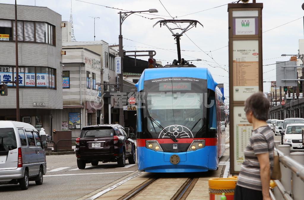 ドラえもんトラムは、観光客に人気の乗り物であると同時に市民の大切な足でもある＝２０１５年７月２４日、富山県高岡市（田中幸美撮影）。（Ｃ）Ｆｕｊｉｋｏ－Ｐｒｏ