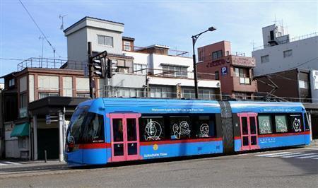 車体はドラえもんカラーの青色、首輪をイメージした赤い色のラインと鈴が描かれた「ドラえもんトラム」は大人気＝２０１５年７月２５日、富山県高岡市（田中幸美撮影）。（Ｃ）Ｆｕｊｉｋｏ－Ｐｒｏ