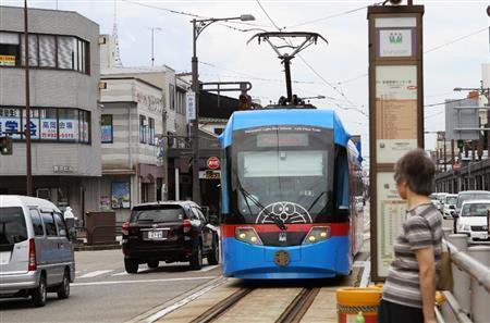 ドラえもんトラムは、観光客に人気の乗り物であると同時に市民の大切な足でもある＝２０１５年７月２４日、富山県高岡市（田中幸美撮影）。（Ｃ）Ｆｕｊｉｋｏ－Ｐｒｏ