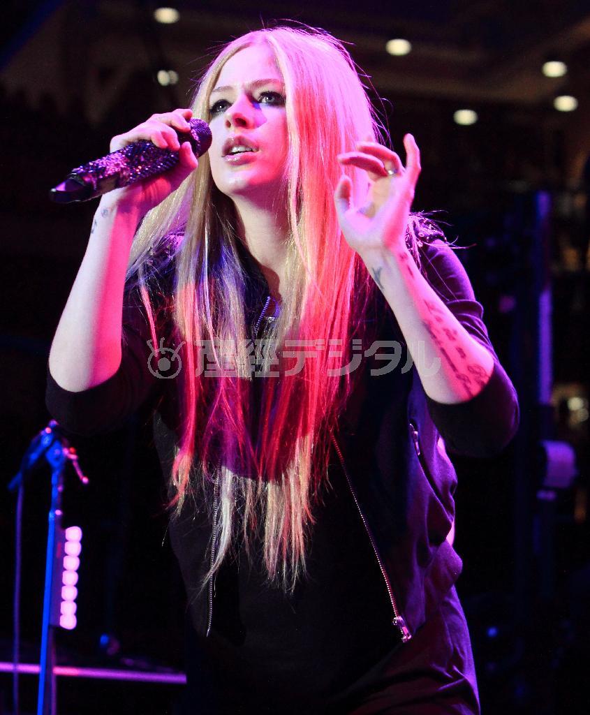 カナダの歌手、アヴリル・ラヴィーンさん＝２０１３年１２月１３日、米メリーランド州タウソン（ＡＰ）