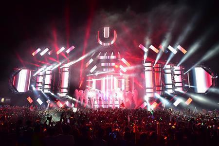 ＤＪイベントとしては、屈指の豪華なステージライトとセットも見物だ＝２０１５年９月１９日、東京都江東区青海（提供写真）