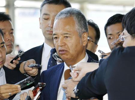 米アトランタへの出発前、報道陣の取材に応じる甘利明ＴＰＰ担当相＝２９日午前、成田空港