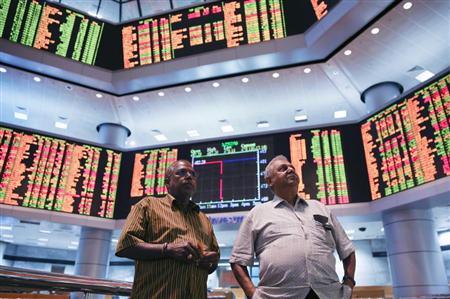 マレーシアの首都クアラルンプールの証券会社に並ぶ株価ボード（ＡＰ）