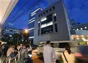 「日本歯科医師連盟」が入る建物の前に集まった報道陣＝２０１５年９月３０日午後、東京都千代田区（福島範和撮影）