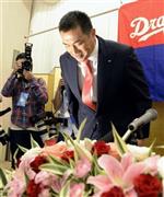 現役引退を表明した記者会見を終え、一礼して席を立つ中日の山本昌投手＝２０１５年９月３０日午後、愛知県名古屋市（共同）