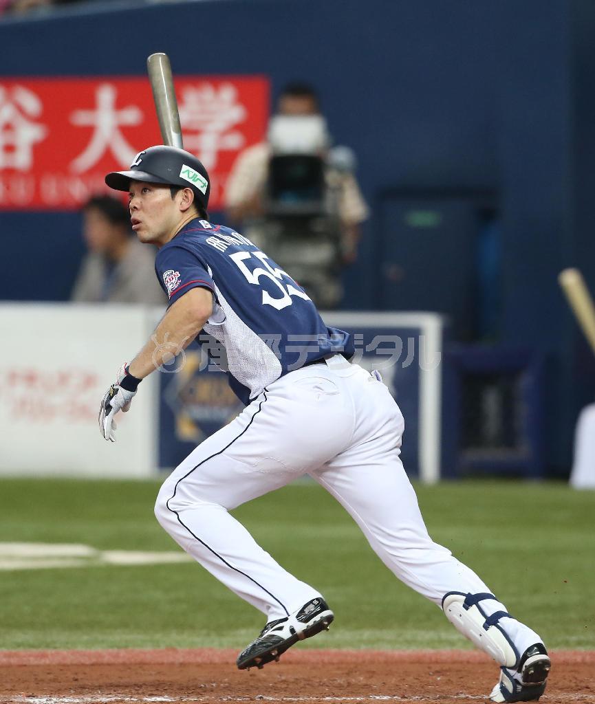 五回、２１２安打目となる二塁打を放つ西武・秋山翔吾＝２０１５年９月３０日、大阪市西区の京セラドーム大阪（鳥越瑞絵撮影）