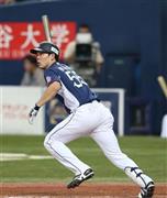 五回、２１２安打目となる二塁打を放つ西武・秋山翔吾＝２０１５年９月３０日、大阪市西区の京セラドーム大阪（鳥越瑞絵撮影）