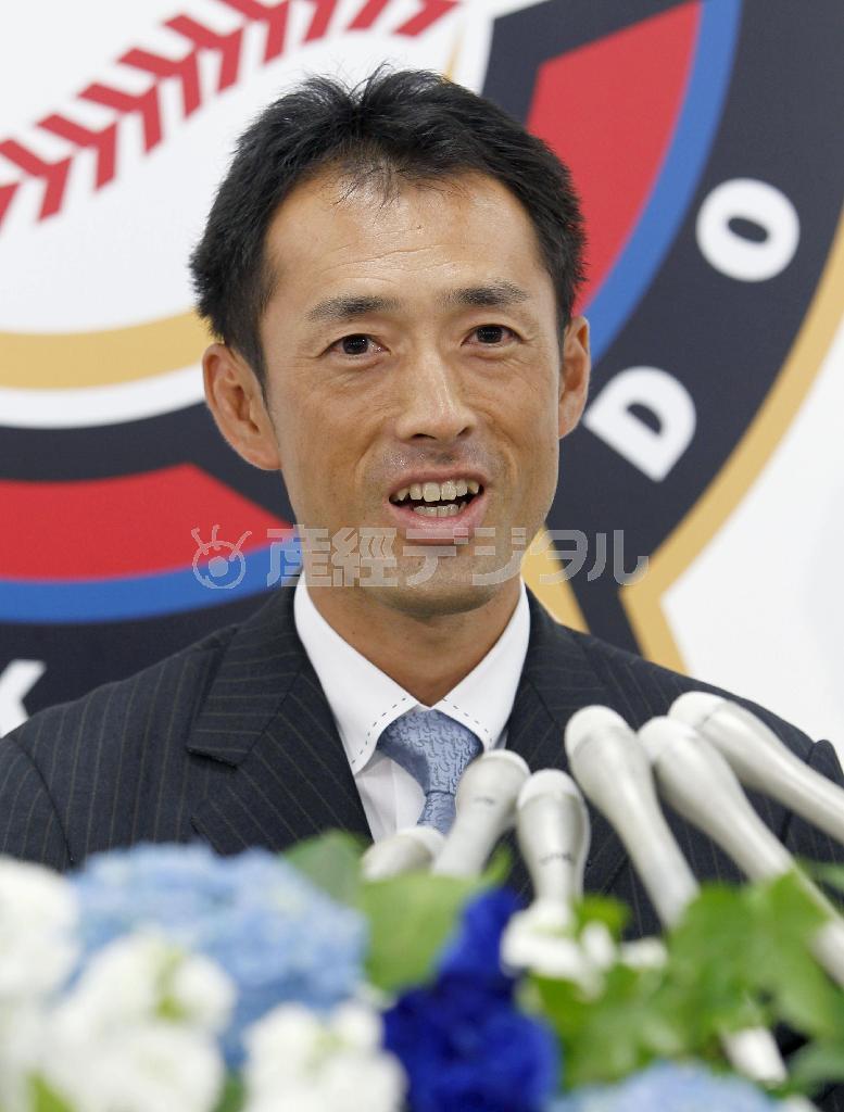 引退記者会見をする日本ハムの木佐貫洋（きさぬき・ひろし）投手＝２０１５年９月３０日、北海道札幌市の球団事務所（共同）