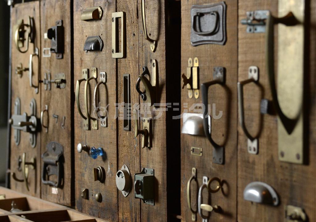 取手や引手の取り付け例として飾られる板＝２０１５年９月１６日、大阪市東住吉区（安元雄太撮影）