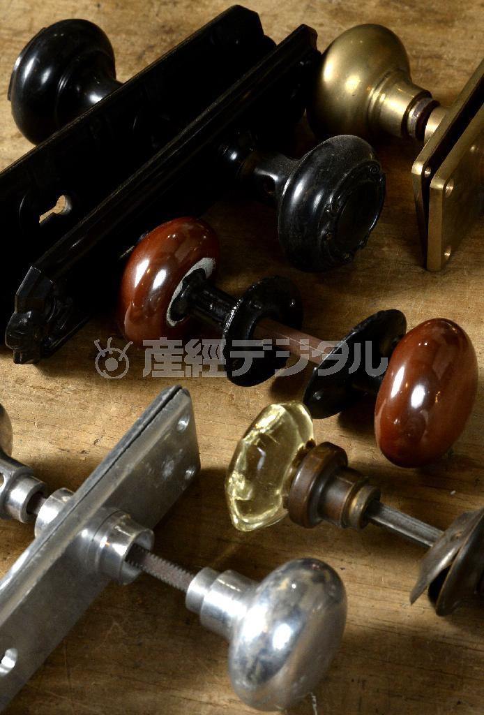 古いものでは大正時代に作られたドアノブ一式も。木製やガラス、真鍮、アルミなど（一式７０００円から３万６０００円）＝２０１５年９月１６日、大阪市東住吉区（安元雄太撮影）
