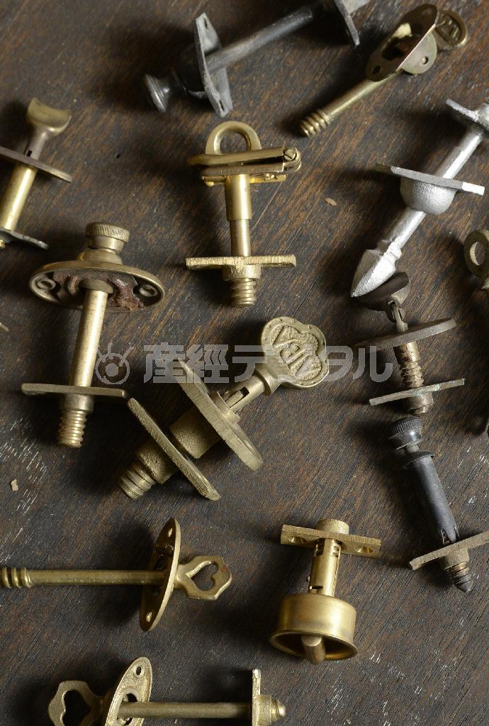 ガラス戸などのロックである捻締（ねじしばり）。昭和時代の家屋によく使われていた＝２０１５年９月１６日、大阪市東住吉区（安元雄太撮影）