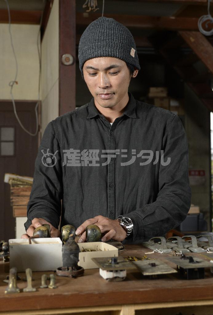 昭和に作られた金物の魅力を語る店主の佐藤正勝さん＝２０１５年９月１６日、大阪市東住吉区（安元雄太撮影）