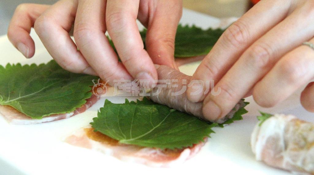 豚肉のシソ巻き焼き（作り方１）＿＿豚肉を広げみそを塗り、シソをのせてクルクル巻く（田中幸美撮影）