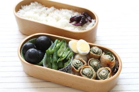 豚肉のシソ巻き焼き弁当。５５８ｋｃａｌ、塩分２．７グラム（１人分）