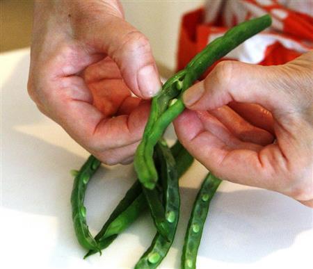 インゲンのごまあえ（ワンポイント）＿＿インゲンは写真のように筋にそって裂くと、味がなじみやすい（時間がな いときは、省いてもよい、田中幸美撮影）