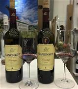 「Ｃａｐｅ＿Ｗｉｎｅ＿２０１５」の『カノンコップ』のブースで＝２０１５年９月１６日、南アフリカ・ケープタウン（青木冨美子さん撮影）