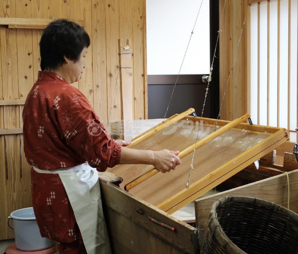 手すきの美濃和紙は、「横ゆり」という独特のすき方により薄くて丈夫になる＝２０１５年８月２９日、岐阜県（藤沢志穂子撮影）