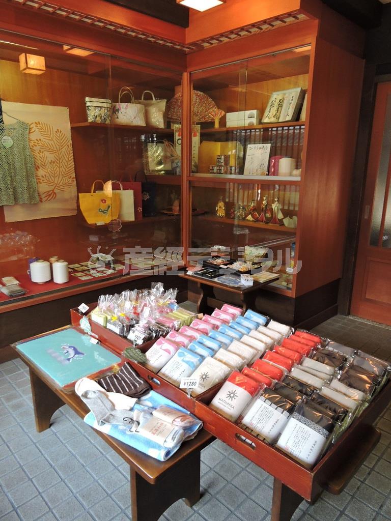 松久永助紙店では、美濃和紙で作られたさまざまな商品が並び、お土産物としても大人気＝２０１５年８月１１日、岐阜県美濃市（藤沢志穂子撮影）