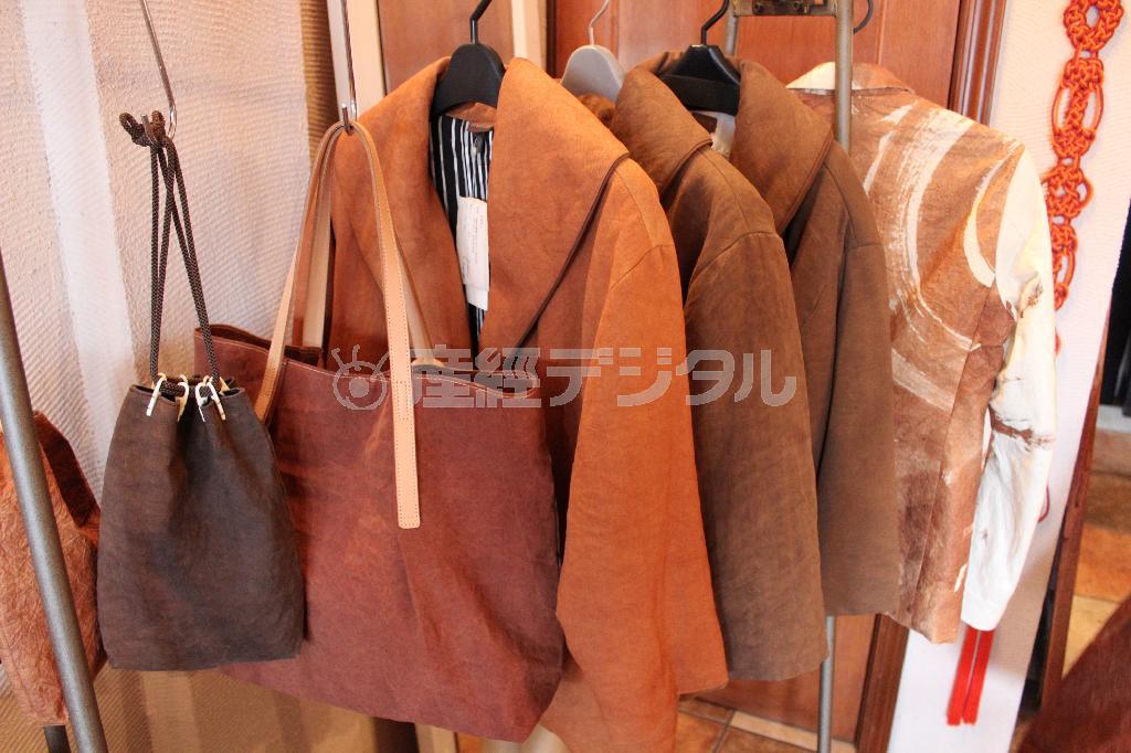柿渋染めのバッグや衣類は温かみのある味わいがある＝２０１５年９月７日、岐阜県岐阜市のセントラル・トレイディング（藤沢志穂子撮影）