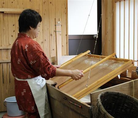 手すきの美濃和紙は、「横ゆり」という独特のすき方により薄くて丈夫になる＝２０１５年８月２９日、岐阜県（藤沢志穂子撮影）