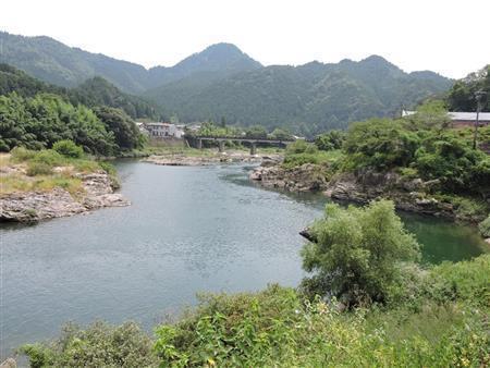 岐阜県内を流れる長良川は、美濃和紙を作る源でもある＝２０１５年８月１１日、岐阜県美濃市（藤沢志穂子撮影）