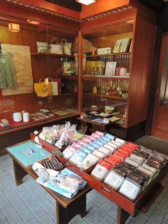 松久永助紙店では、美濃和紙で作られたさまざまな商品が並び、お土産物としても大人気＝２０１５年８月１１日、岐阜県美濃市（藤沢志穂子撮影）