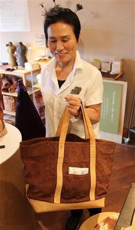 柿渋染のトートバッグには使い込むほどに味わいが出る＝２０１５年９月７日、岐阜県岐阜市のセントラル・トレイディング（藤沢志穂子撮影）