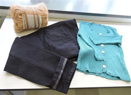 大福製紙では和紙を原料とするさまざまな衣類を企画した。奥が原料となるマニラ麻＝２０１５年８月１１日、岐阜県美濃市（藤沢志穂子撮影）